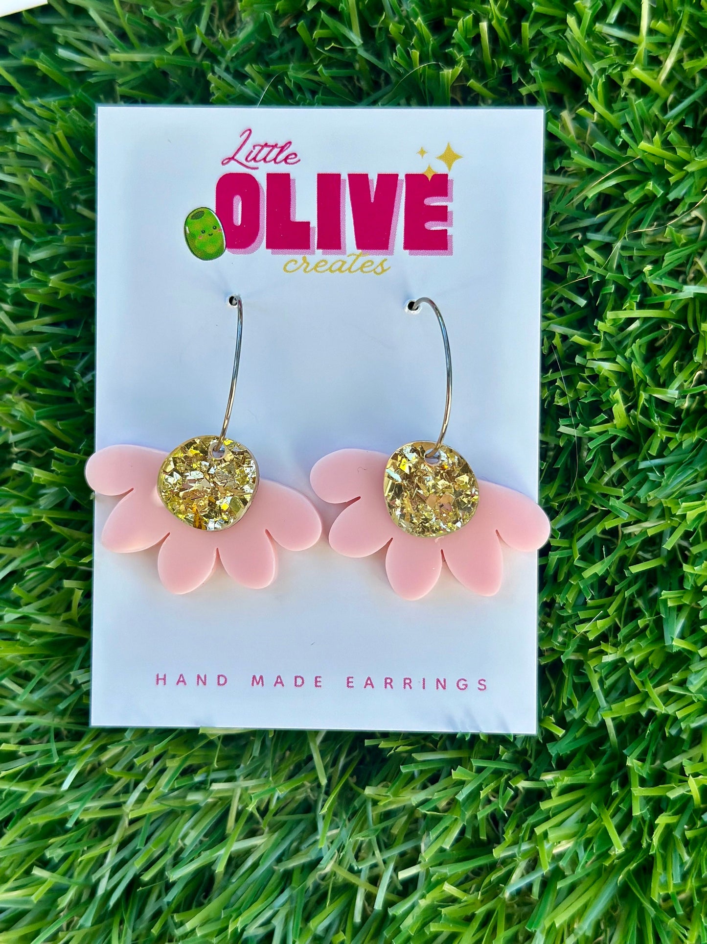 Blossoming Beauty Pastel Daisy Hoop Earrings - Floral Elegance for Every Occasion