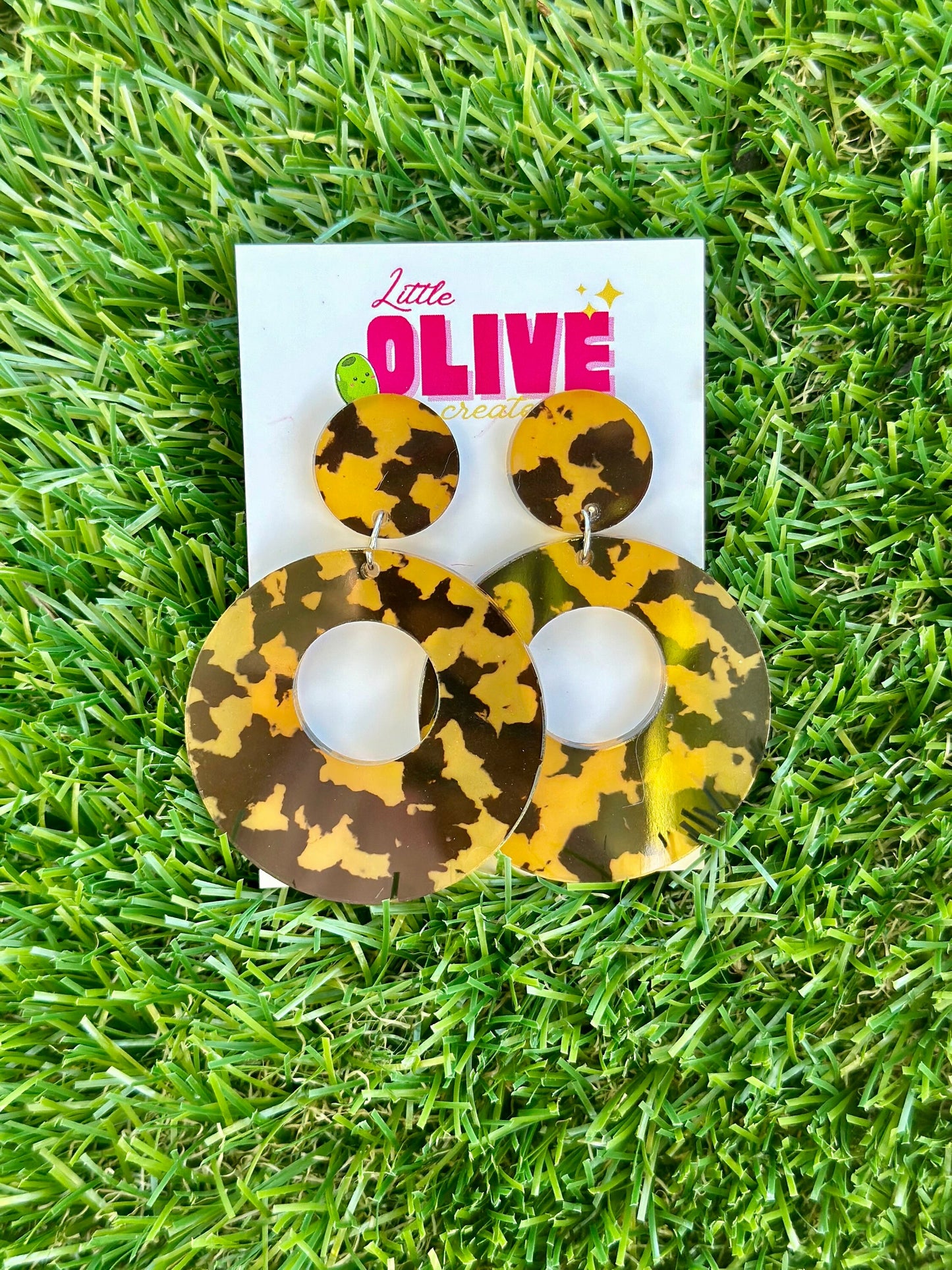 Retro Glam Delight: Tortoise Shell Dangle Hoop Earrings