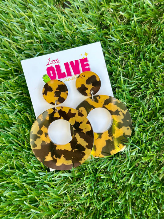 Retro Glam Delight: Tortoise Shell Dangle Hoop Earrings
